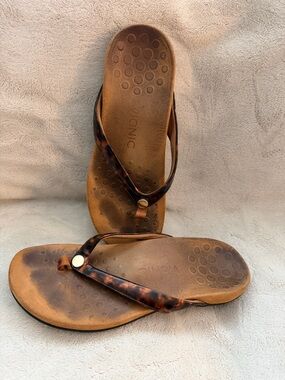 Vionic Tan and Tortoise-Print Thong Sandals